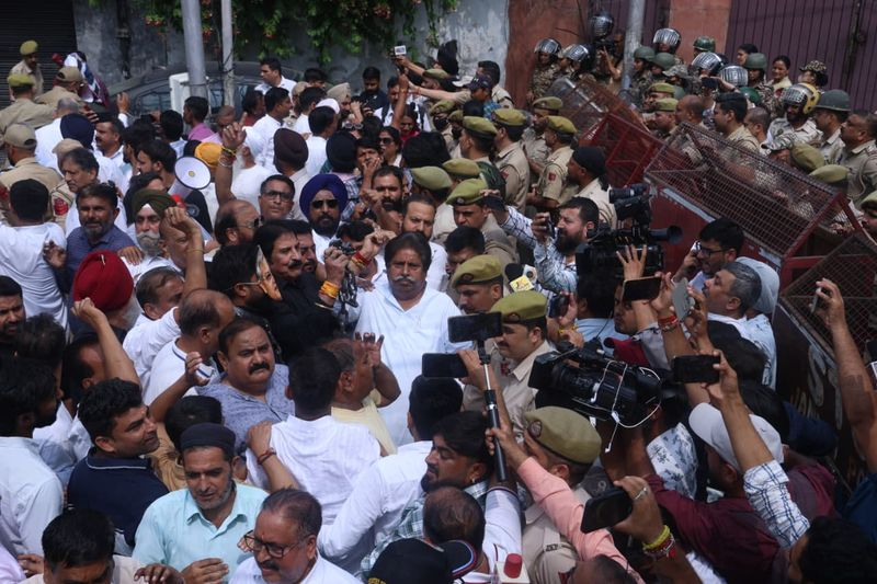 J&K Congress Seeks CEC’s Resignation, Police Foils March To DC Office